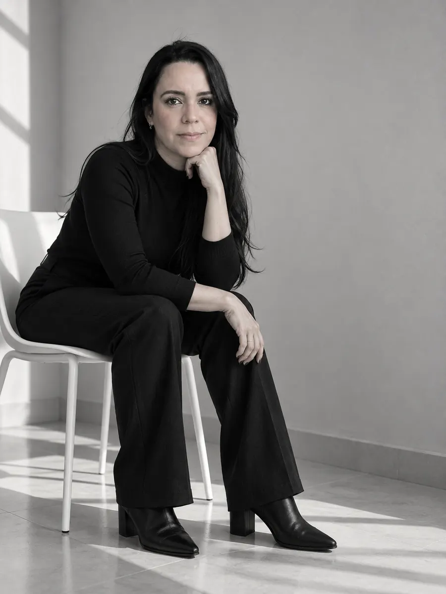 Retrato editorial em preto e branco