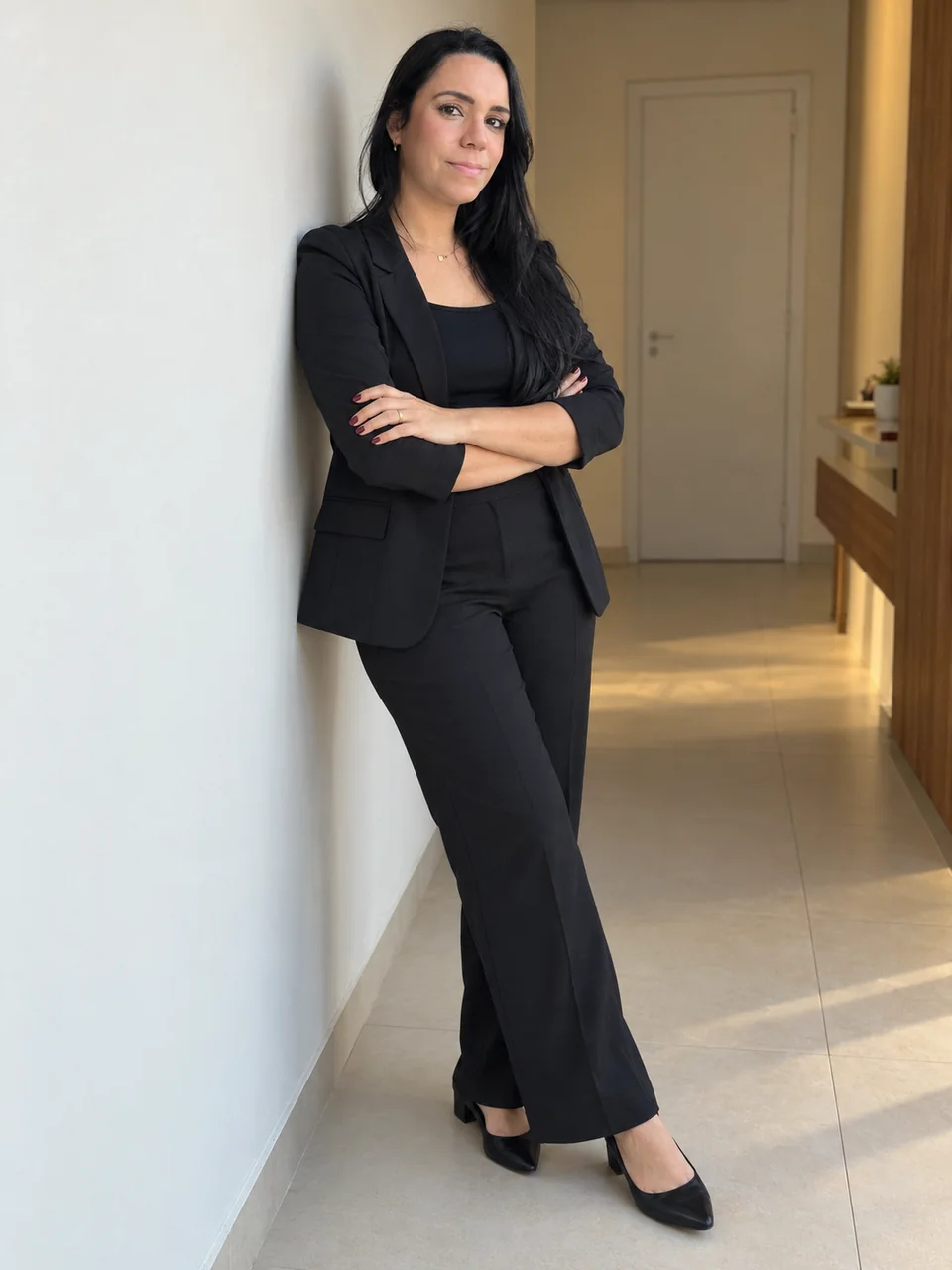 Retrato profissional de corpo inteiro com blazer preto
